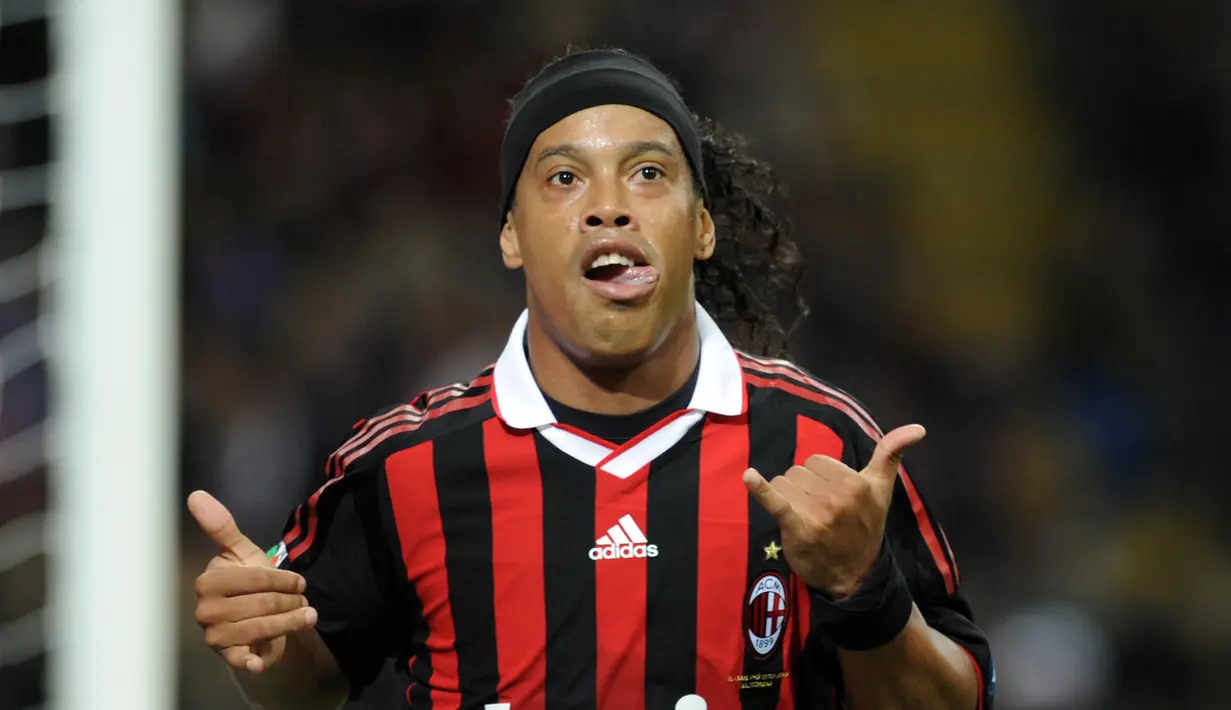 Dinho terkenal dengan kehidupan malam yang sering ia habiskan sepanjang malam. Didalam kontraknya terdapat kebebasan sang pemain untuk bebas menikmati dunia malam dua hari dalam sepekan. (AFP/Giuseppe Cacace)
