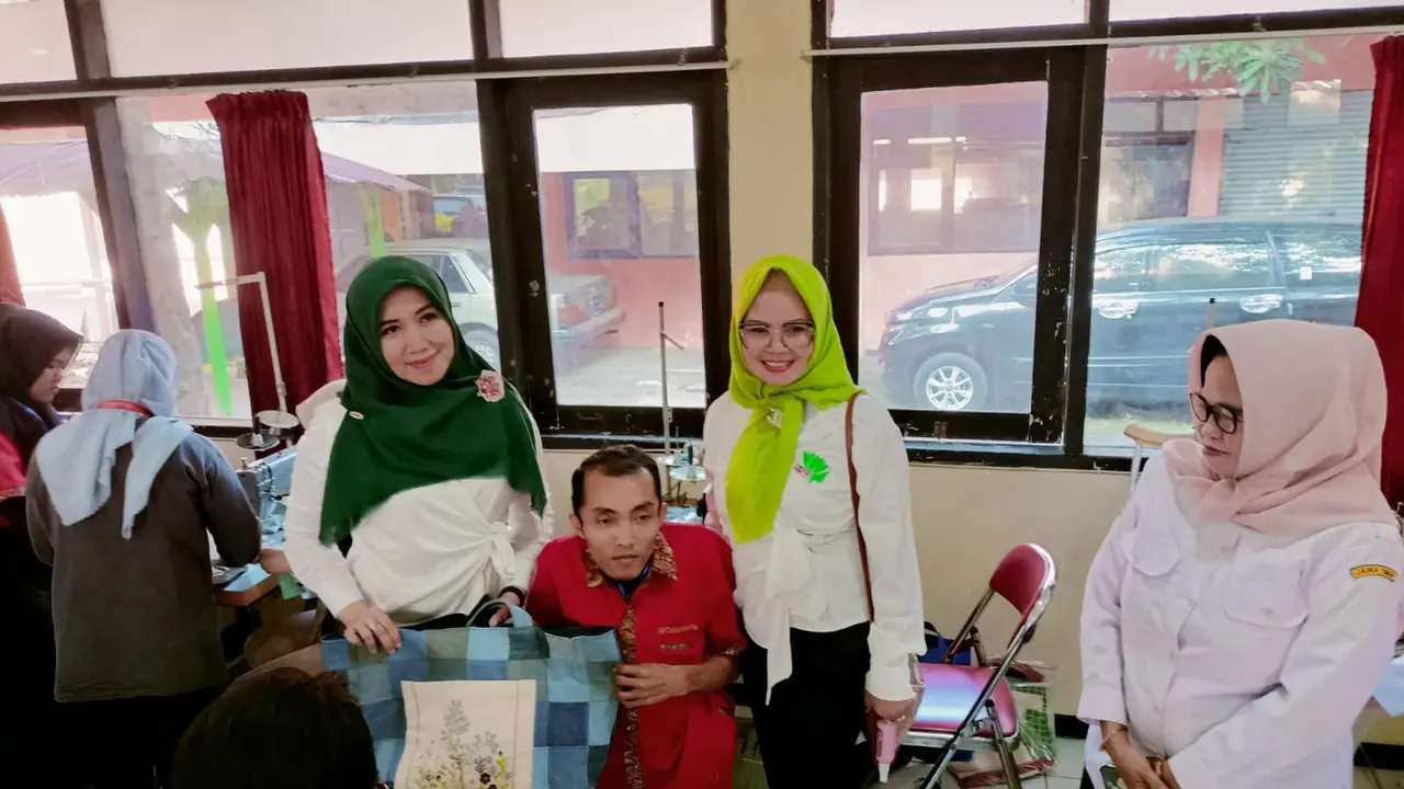 Ning Lia memberi support kepada para difabel agar tetap kreatif dan mandiri. (Istimewa).
