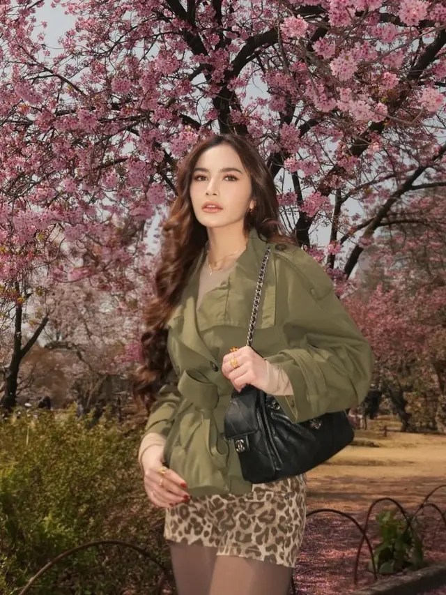 Mahalini ke Jepang saat sakura. [@mahaliniraharja]