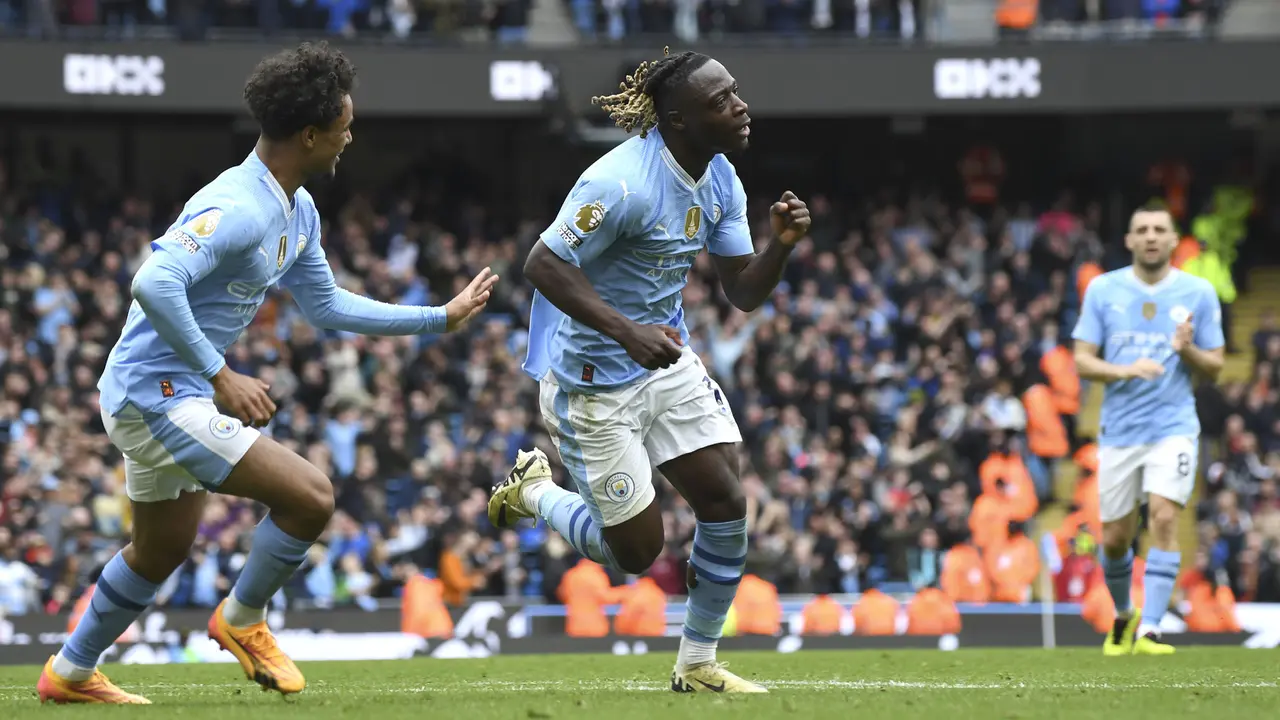 Foto: Striker hingga Bek Cetak Gol, Man City Hancurkan Luton Town untuk Kembali Puncaki Klasemen Liga Inggris
