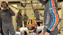 Rio Haryanto saat bersiap di dalam mobil MRT05 jelang balapan F1 GP Bahrain di Sirkuit Internasional Sakhir, Bahrain, Minggu (3/4/2016). (Bola.com/Twitter)
