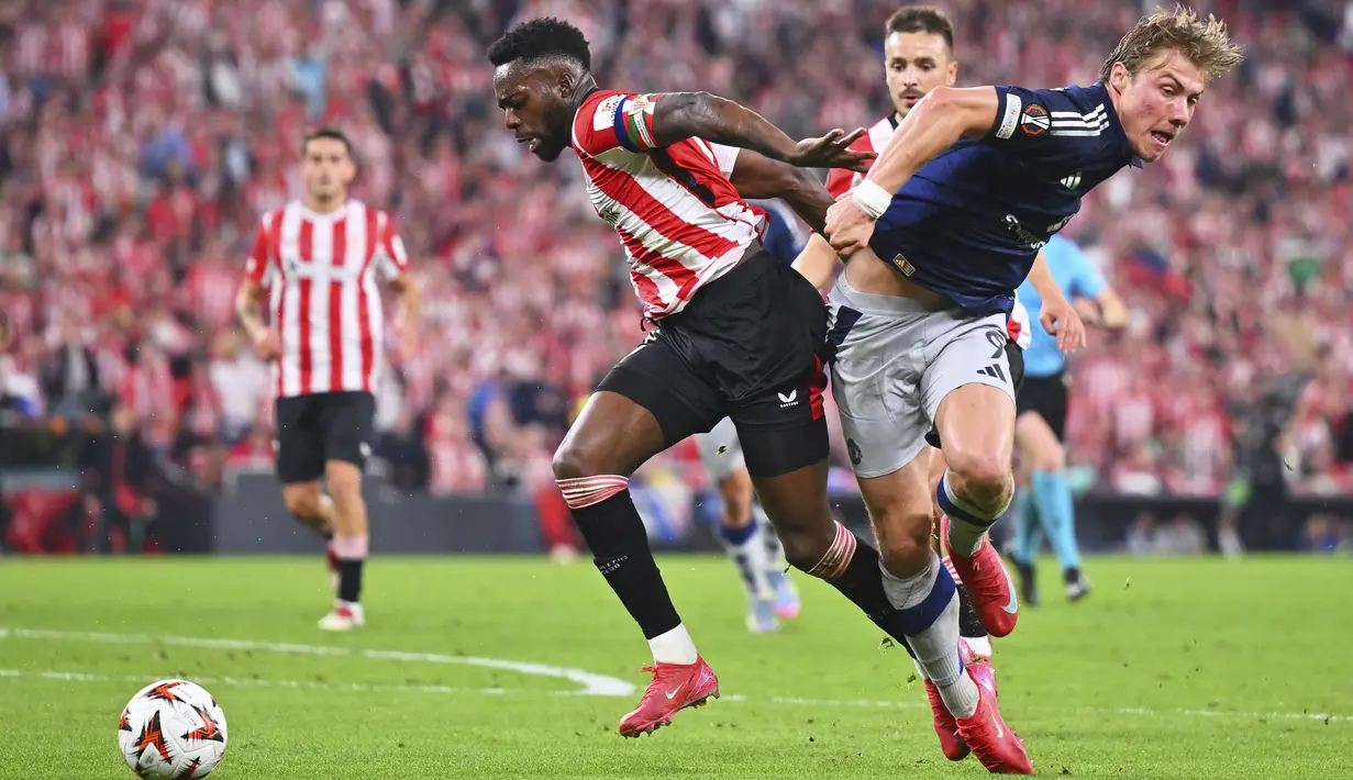 Pemain Manchester United, Rasmus Hojlund (kanan) berebut bola dengan pemain Athletic Bilbao, Inaki Williams dalam laga leg 1 semifinal Liga Europa 2024/2025 di San Mames Stadium, Bilbao, Spanyol, Kamis (01/05/2025) waktu setempat. (AP Photo/Miguel Oses)