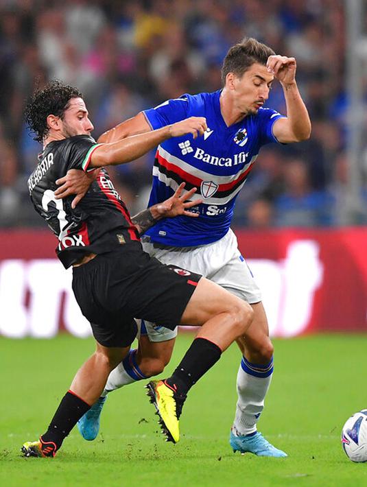 <p>Pemain Sampdoria Filip Duricic (kanan) berebut bola dengan pemain AC Milan Davide Calabria pada pertandingan sepak bola Serie A Liga Italia di Genova, Italia, 10 September 2022. AC Milan menang dengan skor 2-1 atas Sampdoria. (Tano Pecoraro/LaPresse via AP)</p>