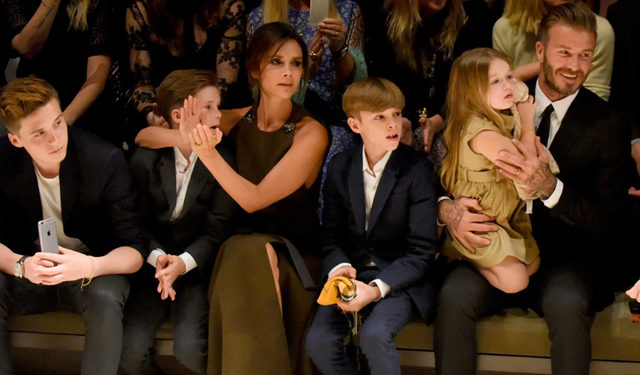 David dan Victoria Beckham bersama empat anaknya, Brooklyn, Romeo, Cruz, Harper (Justjared)