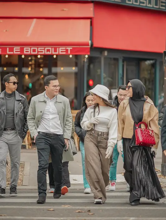 Baggy jeans warna cokelat jadi aksen khas anak skena yang kerap dikenakan Fuji Utami [@fuji_an]