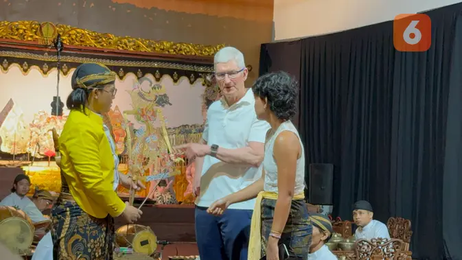 <p>CEO Apple Tim Cook mengunjungi Museum Wayang bersama photojournalist Nyimas Laula, bertemu dengan dalang wayang kulit Fakih Tri Sera Fil Ardhi. Liputan6.com/Yuslianson</p>