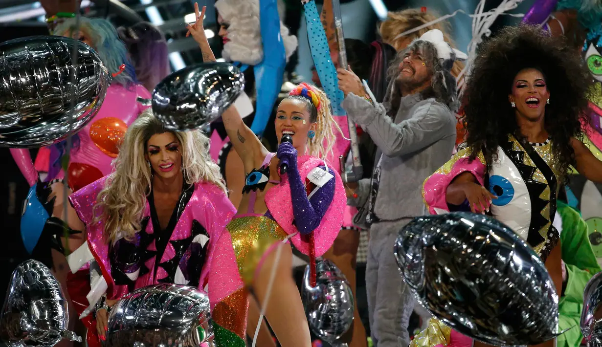 Miley Cyrus saat berkolaborasi dengan Wayne Coyne di ajang bergengsi MTV VMA 2015 yang digelar di Microsoft Theatre, Los Angeles, California, AS (30/8/2015). (REUTERS/ Mario Anzuoni)