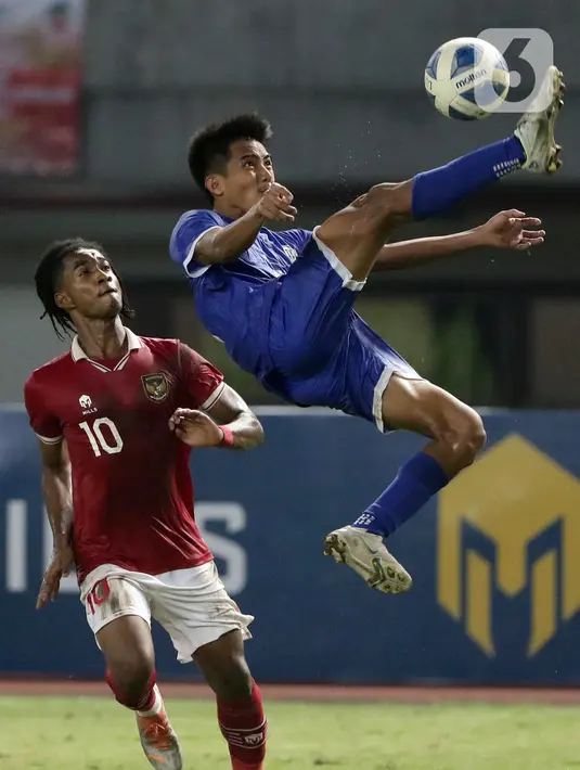 Pemain tengah Timnas Indonesia U-19, Ronaldo Kwateh (kiri) berebut bola dengan pemain Filipina U-19 pada lanjutan penyisihan grup A Piala AFF U-19 2022 di Stadion Patriot Candrabhaga, Bekasi, Jawa Barat, Jumat (8/7/2022). Laga berakhir dengan keunggulan Timnas Indonesia U-19 dengan skor 5-1. (Liputan6.com/Helmi Fithriansyah)