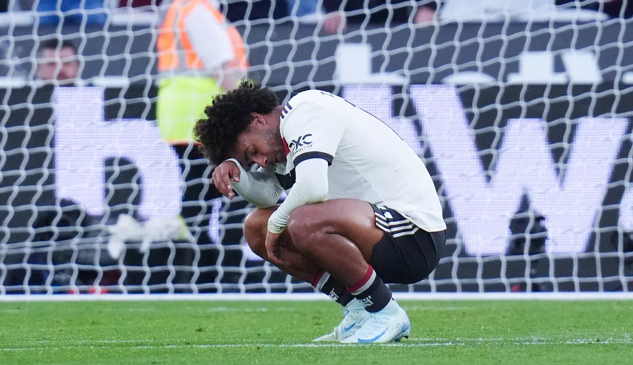 Pemain Manchester United, Joshua Zirkzee, tertunduk lesu setelah ditaklukkan West Ham United pada laga pekan ke sembilan Liga Inggris di Stadion London, Minggu (27/10/2024). (John Walton/PA via AP)
