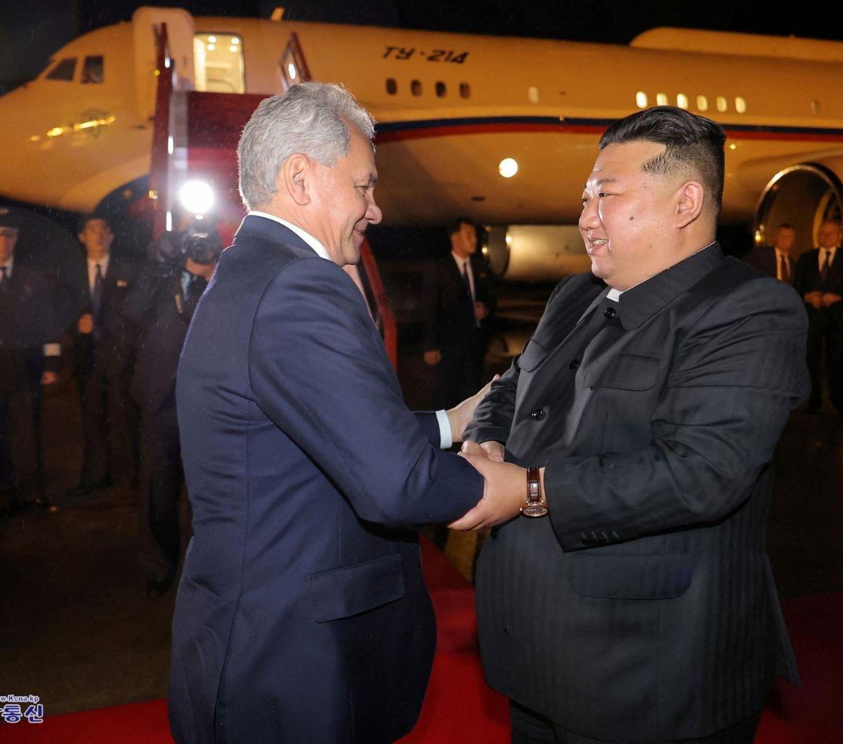 Foto-foto yang dirilis oleh Kantor Berita Pusat Korea Utara memperlihatkan Kim dan Shoigu saling berpelukan dan tersenyum. Foto: KCNA via REUTERS