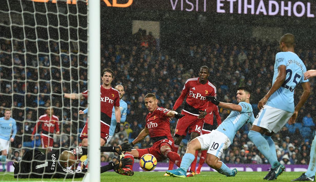 Aksi penyerang Manchester City, Sergio Aguero (2kanan) saat mencetak gol ke gawang Watford pada lanjutan Premier League di Etihad stadium, Manchester, (2/1/2018).  City menang 3-1. (AFP/ Oli Scarff)