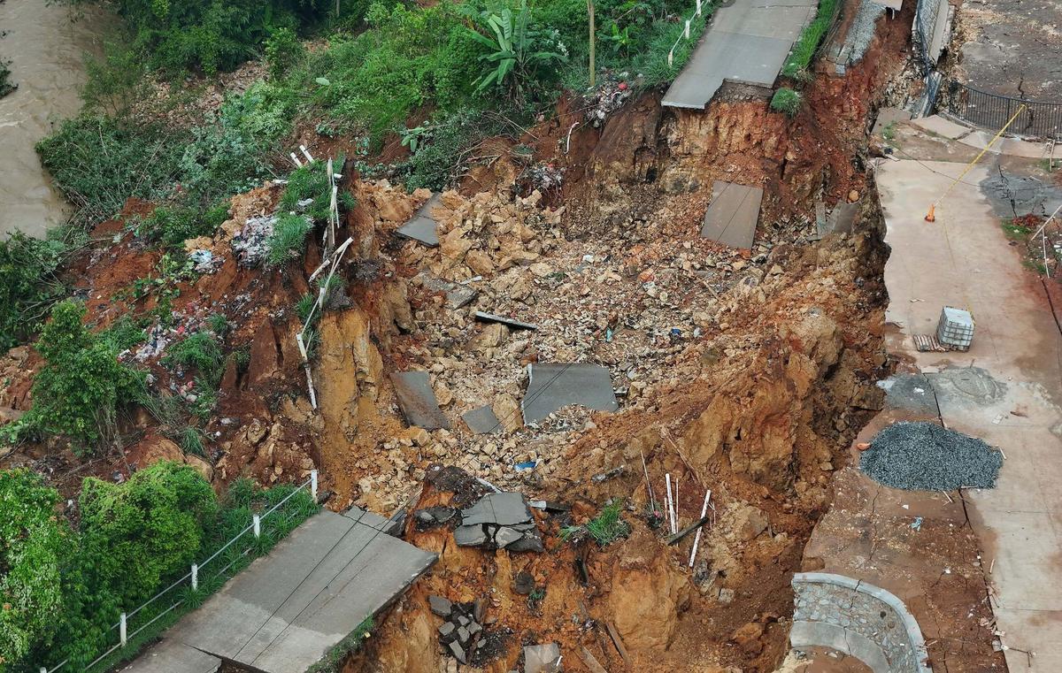 Kondisi Terkini Jalan Penghubung Tangerang-Bogor Terputus Akibat Longsor