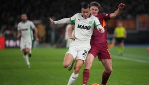 Jay Idzes berebut bola dengan Evan Ferguson di laga AS Roma vs Sassuolo di pekan ke-20 Liga Italia 2025/2026 di Olimpico, Roma, Minggu (11/01/2026). (AP Photo/Andrew Medichini)