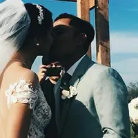 Kabar bahagia dari Texas, Amerika Serikat. Aktor Tanta Ginting resmi mempersunting kekasihnya Denalta Eunike. Kabar bahagia itu beredar dari akun media social 25 Maret 2018. (Instagram/aliciamilka)