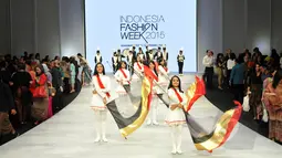 Pertunjukan marching band membuka pagelaran Indonesia Fashion Week (IFW) 2015 di JCC, Jakarta, Kamis (26/2). IFW 2015 menghadirkan 747 brand lokal, 230 desainer, 2.552 fashion outfit dan 32 pagelaran busana. (Liputan6.com/Panji Diksana)