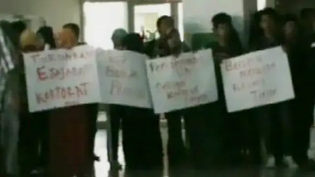 Demo, Mahasiswa UIN Bakar Ban di Dalam Gedung Rektorat