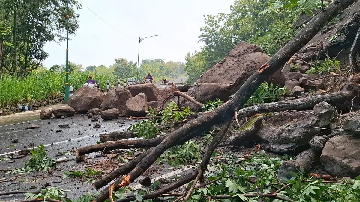 Longsor di Tanjakan Clongop Gedangsari Gunungkidul, Warga Nekat Terobos Meski Jalan Ditutup