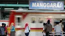 Calon penumpang menunggu kereta commuter line di Stasiun Manggarai, Jakarta, Kamis (13/2/2020). PT KCI melakukan rekayasa perjalanan KRL Bogor dan Bekasi terkait penggantian wesel atau persimpangan rel di stasiun Gambir dan Jakarta Kota. (merdeka.com/Magang/Muhammad Fayyadh)