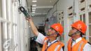 Petugas PLN melakukan pemeriksaan tegangan pada alat pembatas dan pengukur, Jakarta, Selasa (17/11). Pemerintah memutuskan tetap memberikan subsidi listrik pada seluruh pelanggan PLN dengan daya 450 VA. (Liputan6.com/Immanuel Antonius)