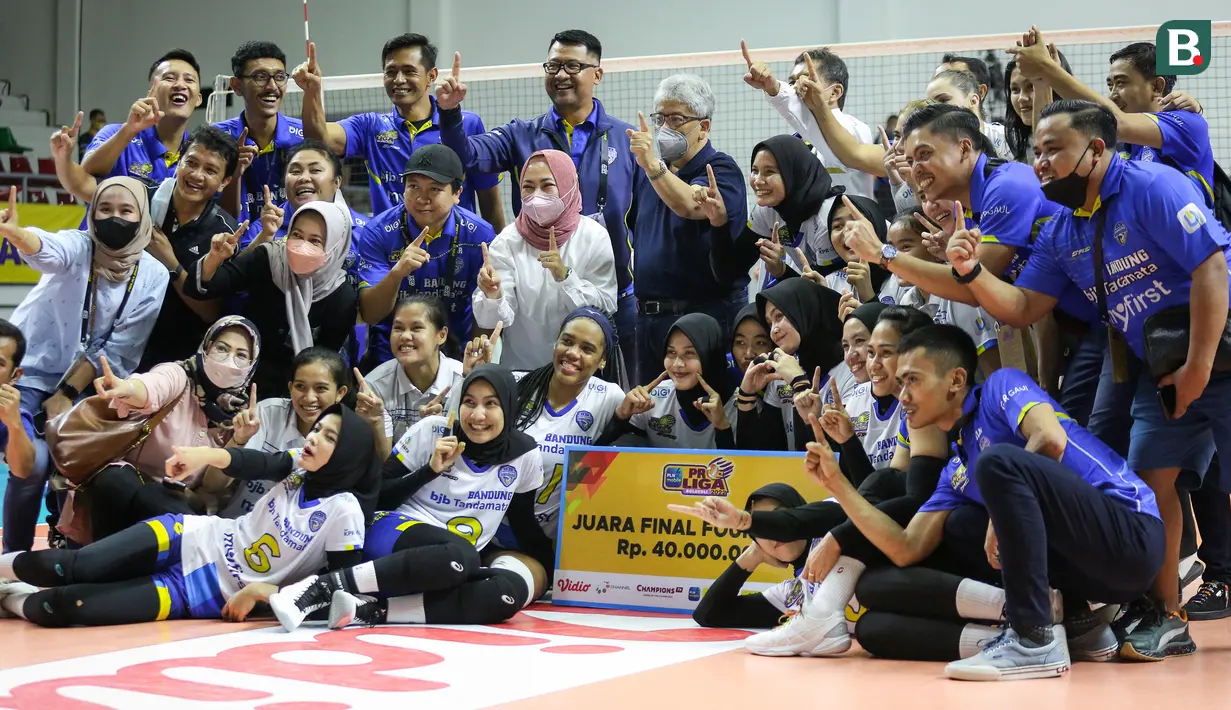 Para pemain dan tim ofisial Bandung Bjb Tandamata berfoto bersama merayakan kemenangan timnya atas Jakarta Pertamina Fastron sekaligus menjuarai final four PLN Mobile Proliga 2022di Padepokan Bola Voli Sentul, Jawa Barat, Minggu (20/03/2022). (Bola.com/Bagaskara Lazuardi)