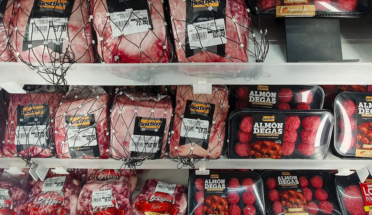 Gambar diambil pada bagian daging sapi sebuah supermarket di Curitiba, Brasil, Kamis (23/2/2023). Brasil merupakan produsen daging sapi terbesar di dunia. Brasil mengekspor 2,3 juta ton daging sapi pada tahun 2022, senilai total US$13,1 miliar.(Photo by Eduardo Matysiak / AFP)