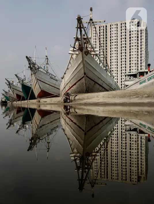 Sejumlah kapal bersandar di Pelabuhan Sunda Kelapa, Jakarta, Minggu (23/5/2021). Menteri BUMN Erick Thohir berencana mempercantik kawasan Pelabuhan Sunda Kelapa untuk dijadikan destinasi wisata tempat kapal pesiar bersandar dengan tetap mempertahankan nilai sejarah. (Liputan6.com/JohanTallo)