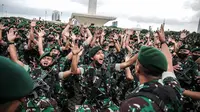 Prajurit TNI AD menyanyikan yel-yel usai mengikuti Apel Gelar Pasukan Jajaran TNI AD yang dipimpin KSAD Jenderal Dudung Abdurachman di Lapangan Monas, Jakarta, Selasa (25/1/2022). Pasukan TNI AD dan Alutsista dipamerkan saat mengikuti gelar apel pasukan. (Liputan6.com/Faizal Fanani)