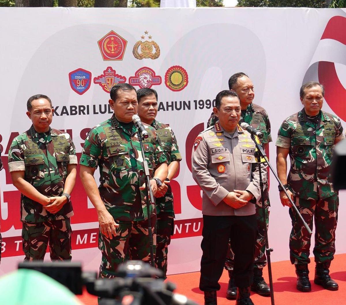 Kasad terlihat bergabung dalam barisan di belakang Panglima TNI dan Kapolri. Di barisan tersebut berjejer Kasad, Kasal Laksamana TNI Muhammad Ali, Kasau Marsekal TNI Fadjar Prasetyo dan Letjen I Nyoman Cantiasa.<br>