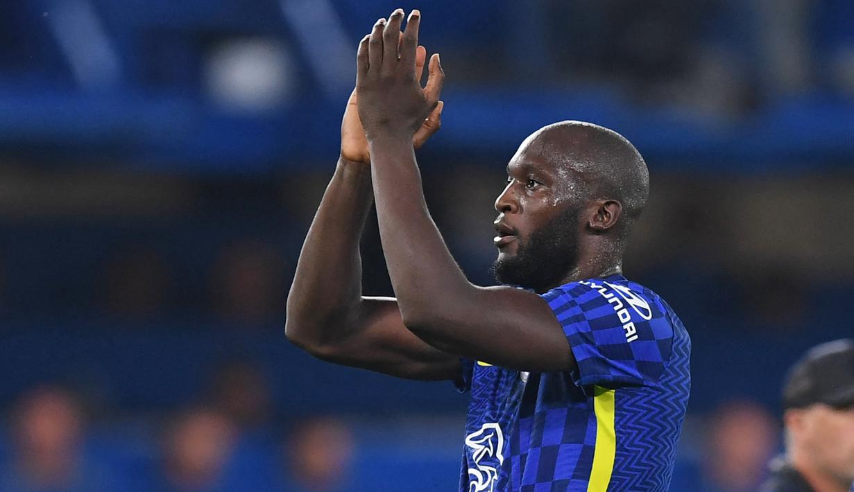 Romelu Lukaku. Striker Belgia berusia 29 tahun ini baru saja dilepas Chelsea dengan status pinjaman ke Inter Milan di bursa transfer musim panas 2022/2023. Sebelumnya ia didatangkan Chelsea di periode keduanya dari Inter Milan pada awal musim 2021/2022 denan nilai transfer 113 juta euro atau setara Rp1,7 triliun. Tampil tak sesuai harapan bersama The Blues, ia hanya mencetak 8 gol di Liga Inggris dari total 25 laga. (AFP/Daniel Leal)