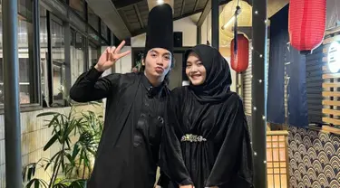 Meski pacaran beda agama, Jeffry Reksa tampak menemani sang pacar berbuka puasa bareng teman-teman mereka di sebuah restoran. Dalam momen tersebut, pria berusia 24 tahun itu memakai gamis berwarna hitam, senada dengan Putri Delina yang memakai kaftan. (Liputan6.com/IG/@putridelinaa)