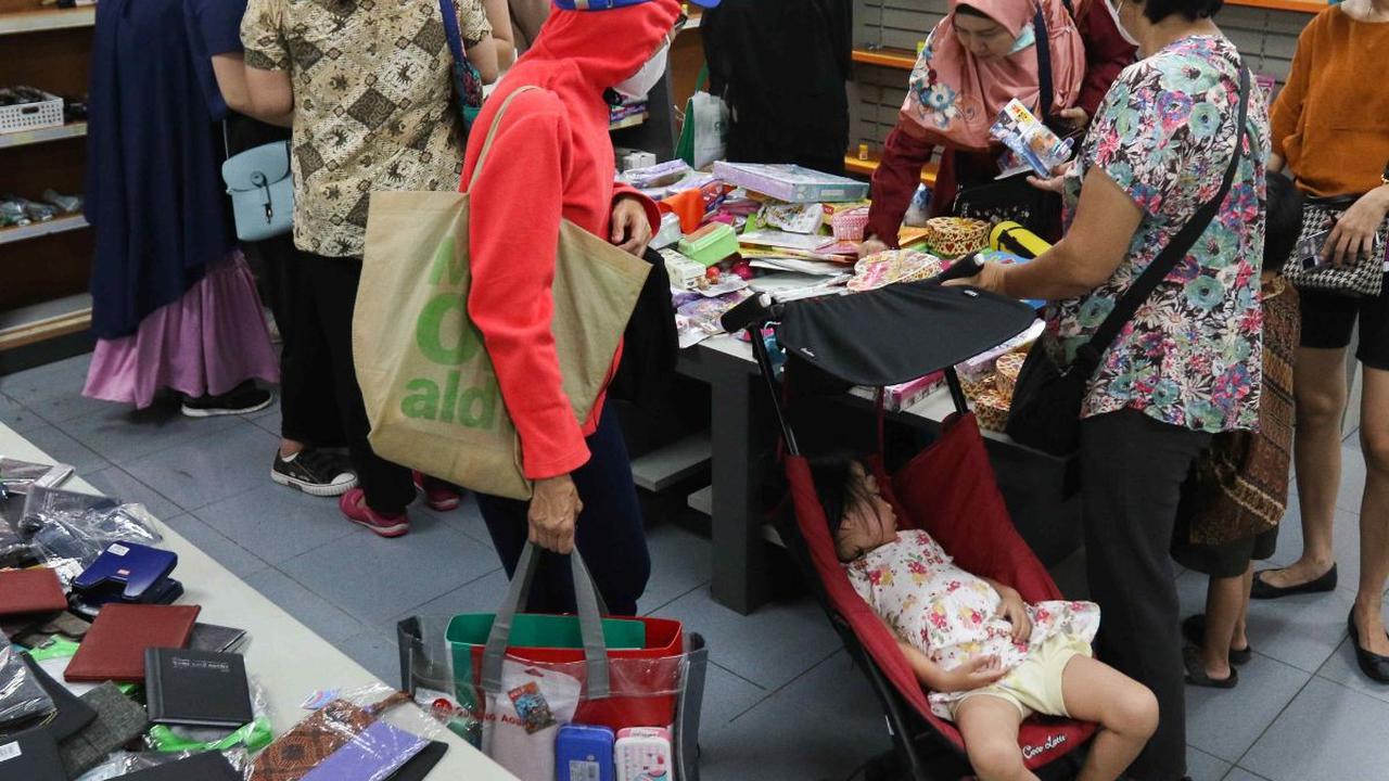 Bahkan beberapa rak buku hingga peralatan tulis terlihat kosong diburu para pembeli.