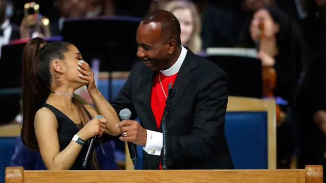 Ariana Grande Diduga Dilecehkan Uskup Saat Pemakaman Aretha Franklin
