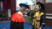 Kisah Inspiratif Oma-Opa di Manado, Lulus Sekolah Lansia di Usia 80-an