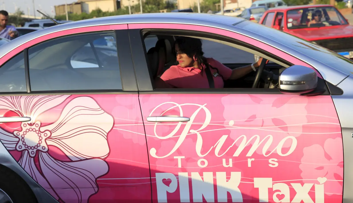 Mervat al-Badry, pengemudi taksi pink saat akan parkir di Kairo, Mesir, Selasa (8/9). Pink Taxi adalah sebuah taksi yang dikhususkan untuk kaum perempuan dan yang pertama kali ada di Mesir. (REUTERS/Amr Abdallah Dalsh)