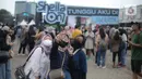 Penonton melakukan swafoto saat berlangsungnya konser Sheila On 7 yang bertajuk 'Tunggu Aku di Jakarta' di kawasan JIExpo Kemayoran, Jakarta Pusat, Sabtu, (28/1/2023). Jelang penampilan grup musik Sheila On 7 dalam konser bertajuk 'Tunggu Aku di Jakarta' penonton mulai memadati kawasan tersebut. (Liputan6.com/Faizal Fanani)