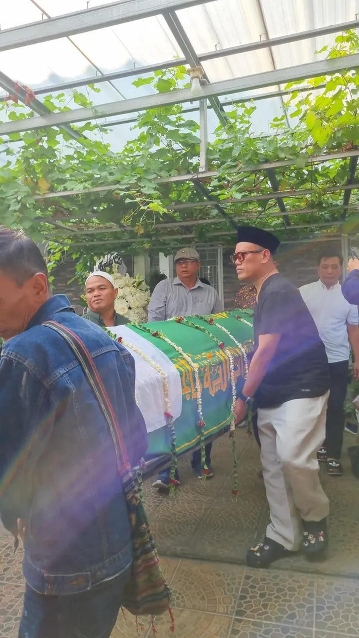Uya Kuya Antar Sang Ayah Ke Peristirahatan Terakhir, Belum Bisa Sampaikan Pernyataan karena Bingung
