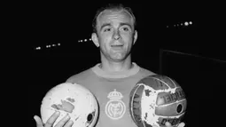 Alfredo Di Stefano. Eks striker Argentina yang wafat di usia 88 tahun pada 7 Juli 2014 ini memperkuat Real Madrid selama 11 musim mulai 1953/1954 hingga 1963/1964. Ia menjadi pemain Real Madrid pertama yang meraih gelar Ballon d'Or, yaitu sebanyak dua kali pada tahun 1957 dan 1959. (AFP/Staff)