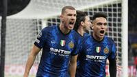 Penyerang Inter Milan Edin Dzeko berselebrasi dengan Lautaro Martinez setelah mencetak gol pertama timnya ke gawang Shakhtar Donetsk pada matchday 5 Grup D Liga Champions di Stadion Giuseppe Meazza, Kamis (25/11/2021) dini hari WIB. Inter Milan menundukkan Shakhtar Donetsk 2-0. (AP Photo/Luca Bruno)