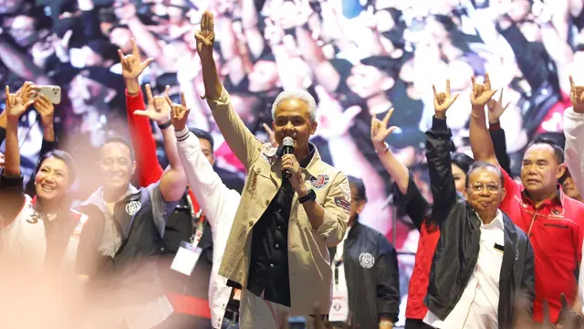 Calon presiden Ganjar Pranowo dalam acara Pesta Rakyat Ganjar-Mahfud yang digagas oleh Sahabat Ganjar di Lapangan Puputan Margarana Niti Mandala, Denpasar, Bali, Sabtu malam (20/1/2024). (Liputan6.com/Muhammad Radityo Priyasmoro)