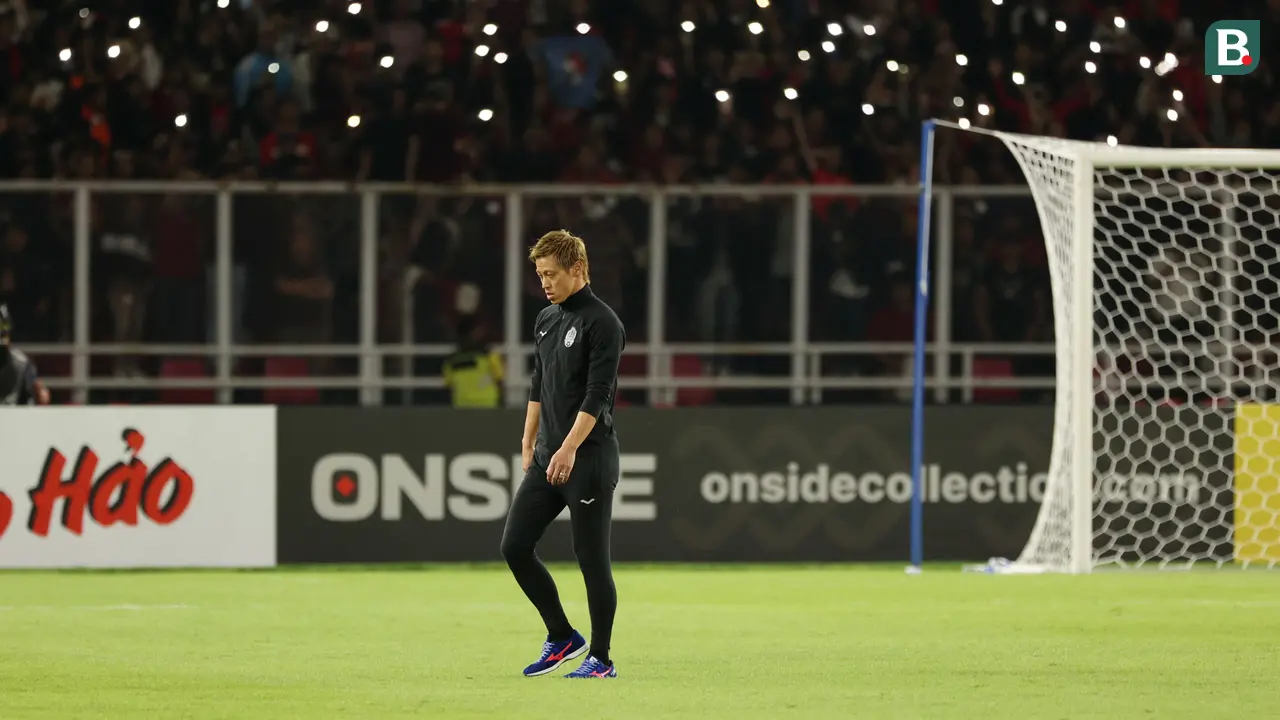 Foto: Sibuknya Keisuke Honda di Bench Pemain Kamboja saat Melawan Timnas Indonesia di Piala AFF 2022