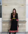 Sebagai ikon effortless Parisian glam, Carla Bruni biasanya identik dengan gaya yang anggun dan sederhana. Namun, dalam Valentino Vertigineux, ia mengambil jalan berbeda dengan gaun yang terinspirasi dari peramal. Dengan hiasan berat dan lapisan busana yang kompleks, tampilan ini memang membawa nuansa baru, meskipun sedikit bertolak belakang dengan estetika quiet luxury yang biasa diasosiasikan dengannya. [Dok/Valentino].