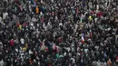 Orang-orang berkumpul di alun-alun Republique, satu dengan poter bertuliskan "Saya Samuel" untuk demonstrasi di Paris (18/10/2020). Pembunuh Samuel merupakan pria kelahiran Moskow berusia 18 tahun yang ditembak mati oleh polisi. (AP Photo/Michel Euler)