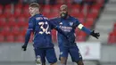 Gelandang Arsenal, Emile Smith Rowe (kiri) melakukan selebrasi usai mencetak gol ke gawang Slavia Praha yang akhirnya dianulir oleh VAR dalam laga leg kedua perempatfinal Liga Europa 2020/2021 di Sinobo Stadium, Praha, Kamis (15/4/2021). Arsenal menang 4-0 atas Slavia Praha. (AP/Petr David Josek)