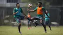 Pemain Timnas Indonesia U-22, Marinus Wanewar, berebut bola dengan Ricky Fajrin saat latihan di Lapangan SPH Karawaci, Banten, Selasa (8/8/2017). Latihan dilakukan sebagai persiapan jelang SEA Games 2017 Malaysia. (Bola.com/Vitalis Yogi Trisna)