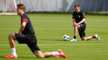 Bek Bayern Muenchen, Philipp Lahm (kanan) saat sesi latihan di Allianz Arena, Munich, Jerman (11/5/2015). Bayern Muenchen akan menantang Barcelona di leg kedua semifinal Liga Champions. (Reuters/Michaela Rehle)