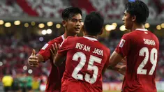 Luar Biasa! Timnas Indonesia berhasil lolos ke final usai menang 4-2 (2-2) atas Singapura di leg kedua semifinal Piala AFF 2020 di Stadion Nasional Singapura, Sabtu (25/12/2021). Pratama Arhan dan Nadeo Argawinata mejadi aktor penting kelolosan Timnas Indonesia. (AFP/Roslan Rahman)