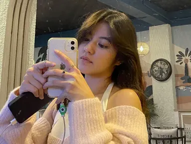 Akhir-akhir ini Vonny Felicia berhasil membuat banyak pencinta e-sports jatuh hati. Seperti saat melihat Vonzy dengan manisnya bergaya mirror selfie. gaya penampilan Vonzy yang menawan saat mirror selfie ini membuat para penggemarnya kian terpesona. (Liputan6.com/IG/@vonnyfelicia)