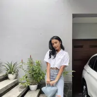 Kaneisha Yusuf memiliki gaya kasual khas kekinian. Outfit yang begitu kasual dipadukan secara kreatif hadirkan gaya yang seru. [Foto: Instagram/Kaneisha Yusuf]