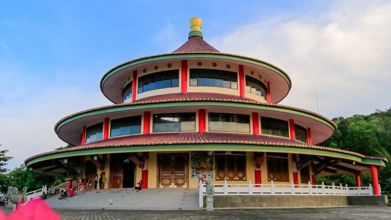 <b>1. Rumah Ibadah Buddha Puri Tri Agung</b>