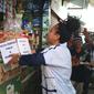 Artis Pantura Cirebon Diana Sastra bersama para pengamen bernyanyi menghibur pengunjung pasar Pasalran Cirebon sekaligus menggalang dana untuk korban Gempa dan Tsunami Palu Sulawesi Tengah. Foto (Liputan6.com / Panji Prayitno)